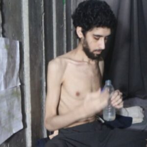 hamasinvideosunu yayinladigi israilli esir yemek yok su bile zor bulunuyor eCcsMCdt