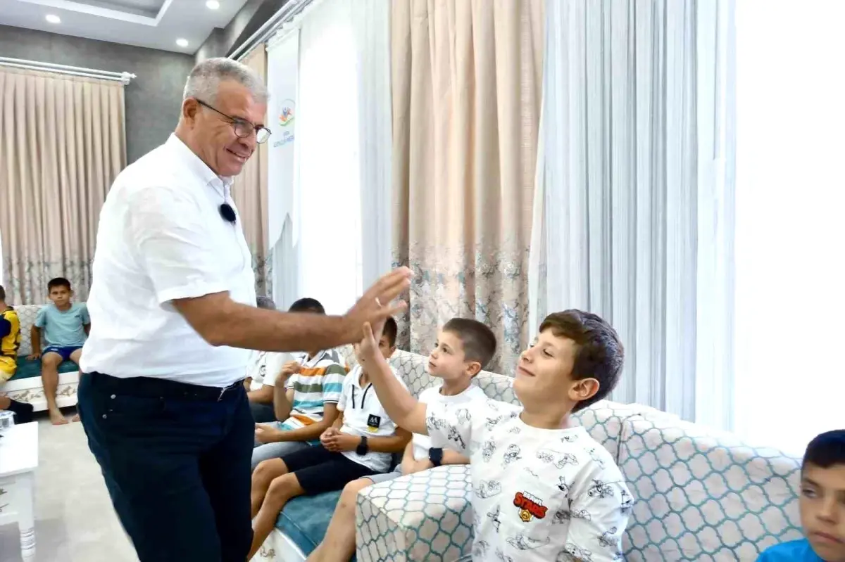 baskan elbi karabigali cocuklara spor ayakkabi hediye etti kgEjDJxn