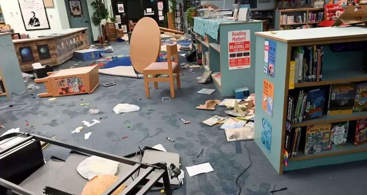 ilkokul cocuklari kutuphaneyi yerle bir etti 2 milyon tlnin uzerinde zarar ZmNI6xVk