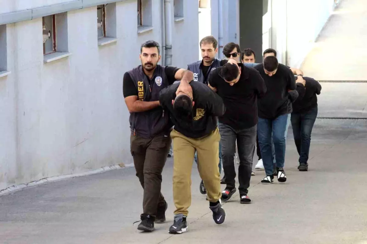 adanada otomobil dolandiriciligi operasyonu 6 supheli tutuklandi zvkCFnJj.jpg