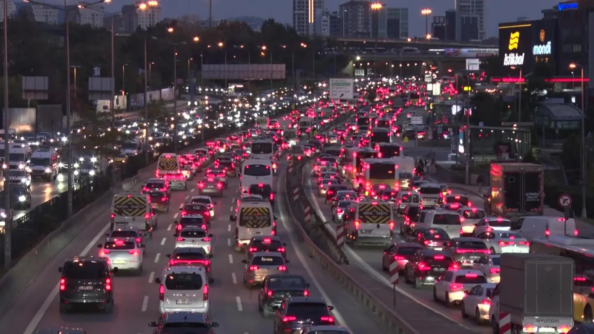 istanbulda aksam saatlerinde trafik yogunlugu yuzde 90a yaklasti I68JC6pr.jpg