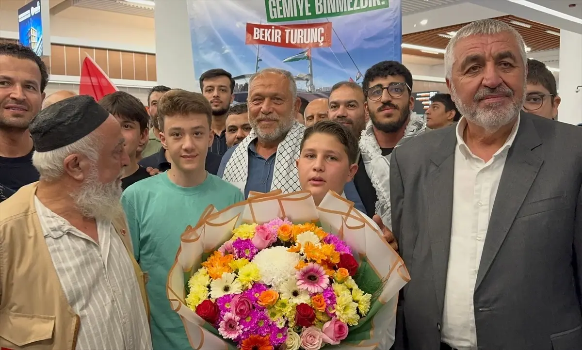 mersinde ciceklerle karsilanan aktivist bekir turunc israil saldirisini anlatti tKvCQCTj