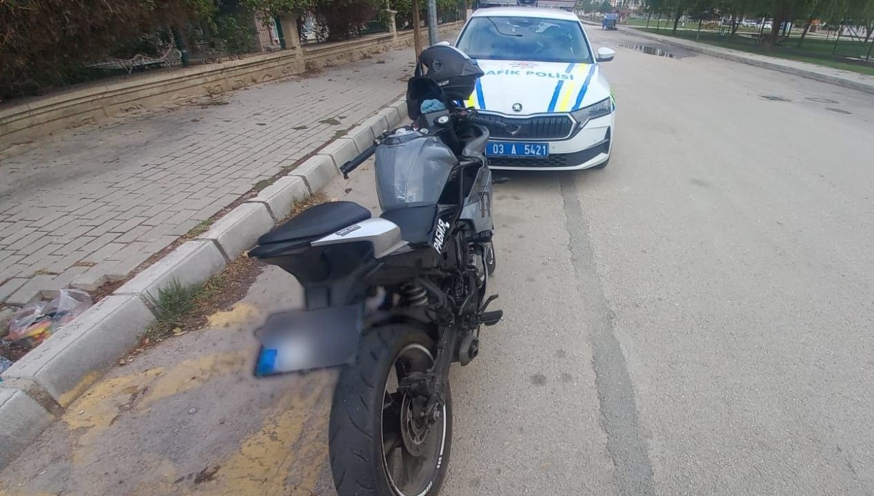 motosikletinin plakasini bantla degistiren surucu polise yakalandi QwhGxNhY