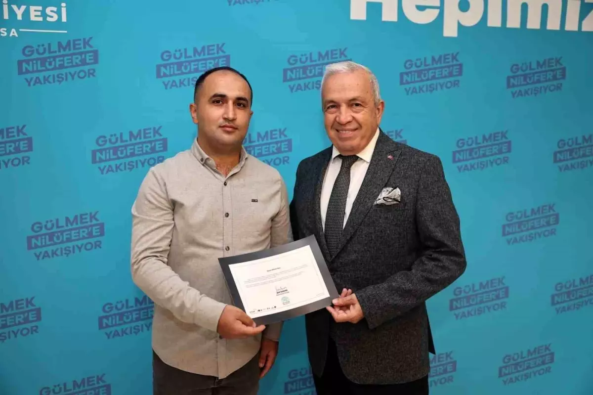 nilufer belediye baskani deprem aninda ornek davranis sergileyen guvenlik gorevlisini agirladi Z2eB4J5M