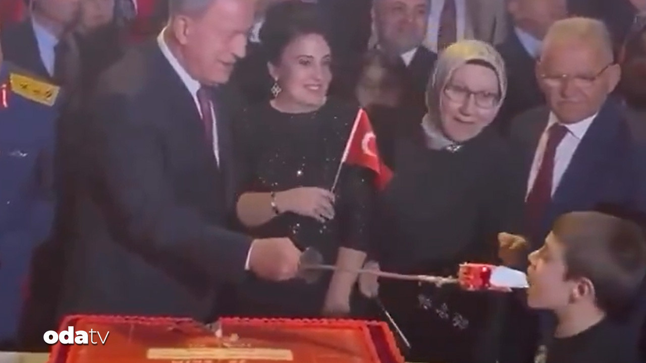 hulusi akar pastayi kilicla ikram etti kucuk cocuk boyle yedi XU5Y7JMH.jpg