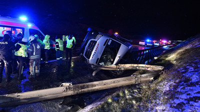 Kuzey Çevre Otoyolu'nda servis minibüsü devrildi: 11 yaralı