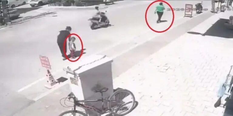 anneler-gunu-oncesi-kahreden-goruntu-2-yasindaki-cocugu-tekmeledi-ydGd183T